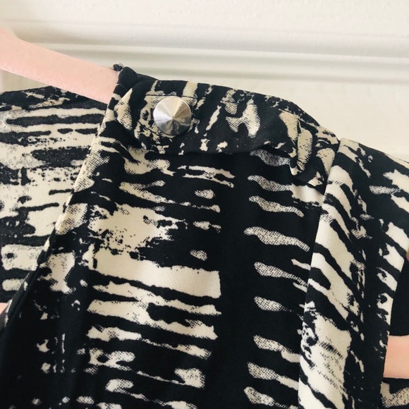 Abstract-patterned sleeveless blouse - Picture 2 of 4